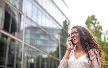 Frau telefoniert mit smartphone