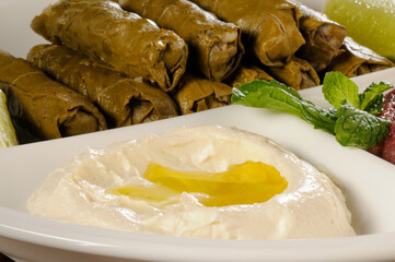 Charutinho de folha de uvas, quibe cru e coalhada