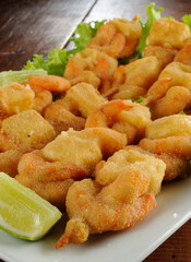 Espeto de Camarão e provolone empanados