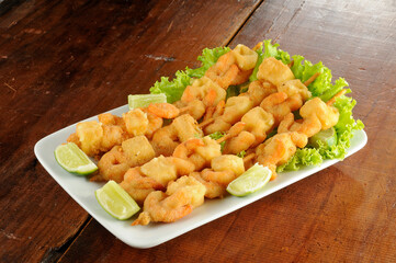 Espeto de Camarão e provolone empanados