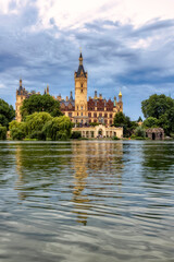 Fototapeta na wymiar Blick vom Ufer beim Franzosenweg über den Schweriner See Richtung Schlossgarten / Burggarten und Schloss Schwerin im August 2020