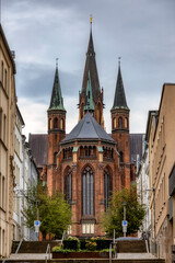 Fototapeta premium Blick von der Alexandrinentraße am Westufer des Pfaffenteichs auf die St. Paulskirche in Schwerin