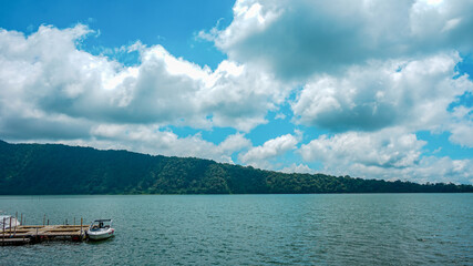 Fototapeta na wymiar lake and clouds
