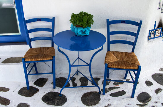 traditionelle griechische blaue stühle mit einem blauen Kafenion-Tisch für  eine entspannte kaffeepause 素材庫相片| Adobe Stock