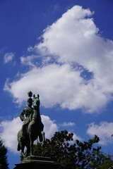 銅像と空