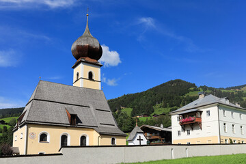Fototapeta na wymiar Kirche in Aurach bei Kitzbühel Tirol