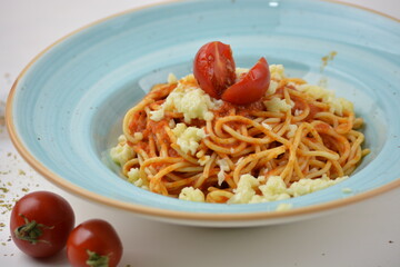 spaghetti with tomato sauce and basil