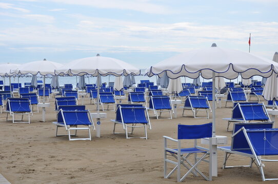 Leere Strandliegen an der Adria in Italien