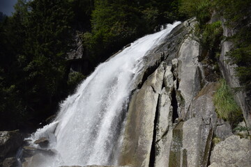Fototapeta na wymiar Cascata in Montagna
