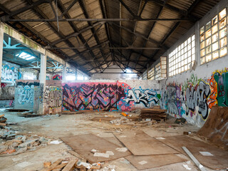 Nave abandonada en ruinas con grafitis 