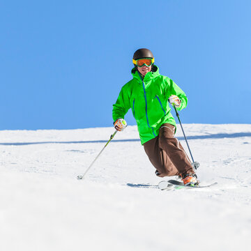 Skifahren auf der Piste im eleganten Telemark-Stil