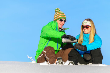 ein wärmendes Getränk in winterlicher Natur.