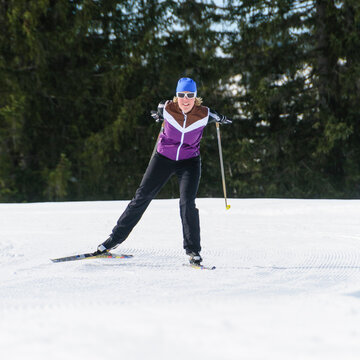 Junge sportliche frau beim Skilanglauf im anstrengenden Skating-Stil