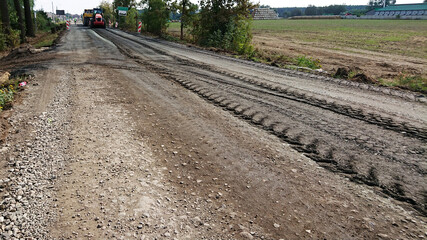 Roboty na drodze. Wykonanie podbudowy. Polska. © WalDec