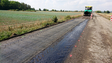 Roboty na drodze. Wykonanie podbudowy. Polska. © WalDec