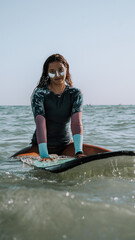 Chica feliz surf en la playa surfing bañador protector solar dia de verano vacaciones alquiler tablas de surf