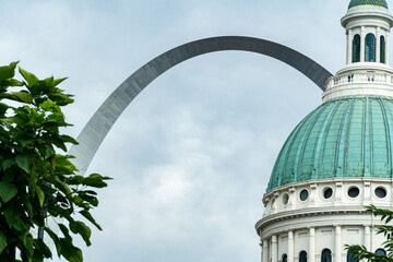 The old courthouse in St. Louis, MO as seen from the western side with the Gateway Arch seen behind it.