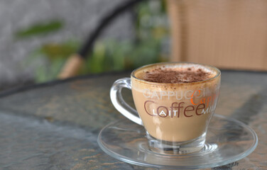 Foto de cafe en una cafeteria con ambiente natural y soleado