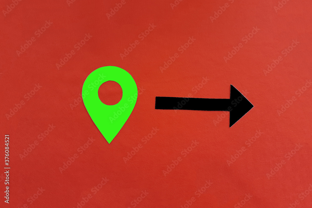 Fototapete A green geolocation sign with an arrow pointing to a black path on a red background.