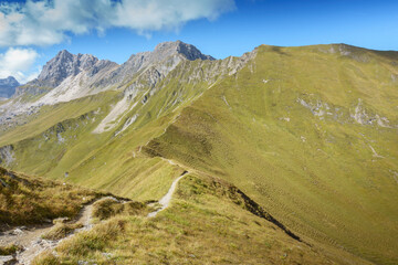 Wanderweg entlang eines Berggrades in Tirol Österreich