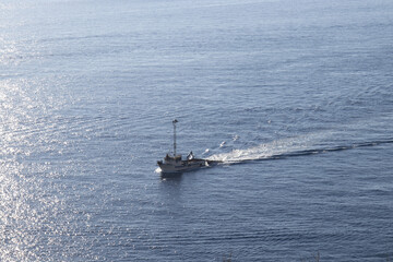 peschereccio in mezzo al mare