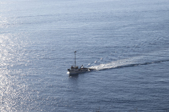 peschereccio in mezzo al mare