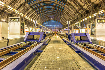 Obraz premium Frankfurt / Main, Germany - September 03rd 2020: A german photographer visiting the main station. View along the tracks to the entrance of the station.