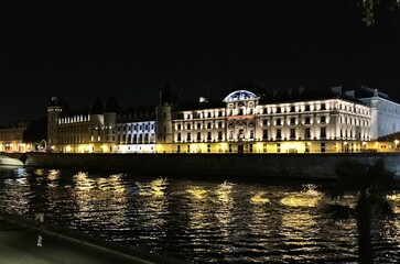 Fototapeta premium A view of the river Seine in Paris in the evening