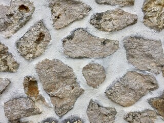 Mur composé de pierres irrégulières