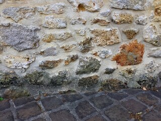Mur composé de pierres irrégulières