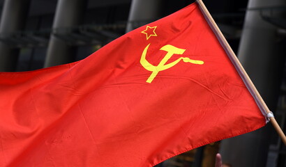 Wehende rote Flagge der Sowjetunion mit Hammer, Sichel und fünfzackigem Stern
