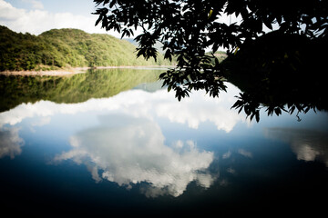 Obraz premium 가을 호수에 비친 하늘과 구름