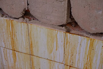 Azulejos de cerámica rotos con grasa en reforma cocina