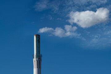 Wolken kommen aus dem Schornstein
