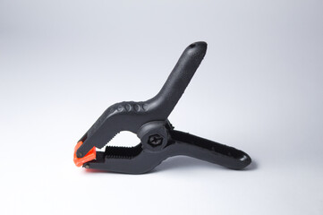 Obraz premium Prendedor para objetos ou ferramentas com fundo branco