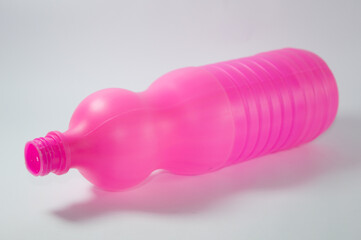 Garrafa plástica rosa para uso de produtos de limpeza