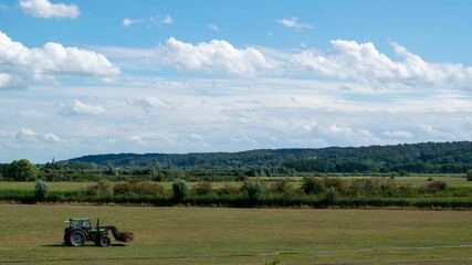 Obraz premium Tractor in Dutch meadow