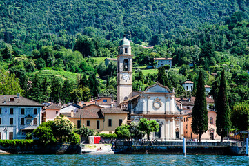 Fototapeta na wymiar The beautiful lake Como in Northern Italy is surrounded by lovely little towns and stunning villas. The views are magical