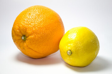 Laranja e limão juntos com fundo branco