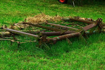 Sprzęt rolniczy do orania pola z niewielką ilością siana chwile po skończonej pracy © Kamil Cukrowski