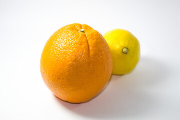Laranja e limão juntos com fundo branco