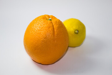 Laranja e limão juntos com fundo branco
