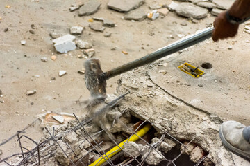 Demolição manual com marreta esforço humano 