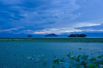 湖岸から見た日没後の琵琶湖の情景＠滋賀
