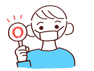 左手に正解札を持つマスク姿の男性