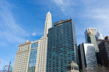 Obraz premium Skyline of buildings at Chicago river shore, Chicago, Illinois, United States