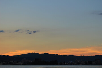 湖越しに見る夕焼け