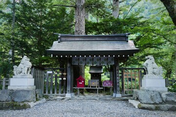 日本の上高地の明神池の穂高神社と狛犬