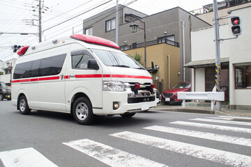 救急車　緊急走行