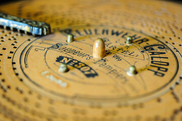 Disco antiguo en vrsac serbia, Organillo Ariston de 1880 